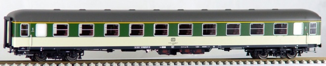 Passenger car 1st class type Aum in POP livery<br /><a href='images/pictures/LS_Models/46103.jpg' target='_blank'>Full size image</a>